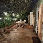 House With Garden & Jacuzzi Near Center *