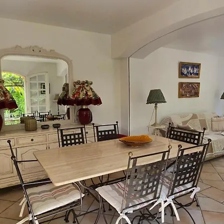 House With Garden & Jacuzzi Near Center