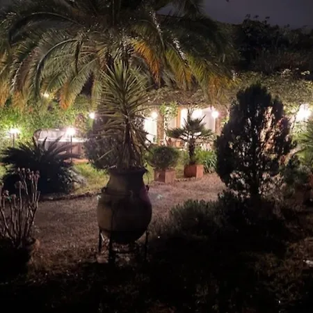 House With Garden & Jacuzzi Near Center *