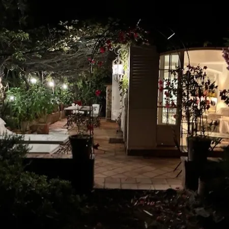 House With Garden & Jacuzzi Near Center Vakantiehuis