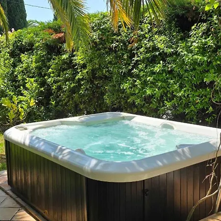 House With Garden & Jacuzzi Near Center