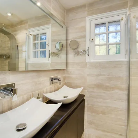 House With Garden & Jacuzzi Near Center