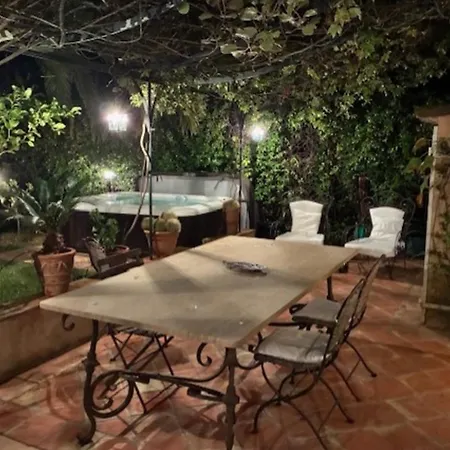 House With Garden & Jacuzzi Near Center *