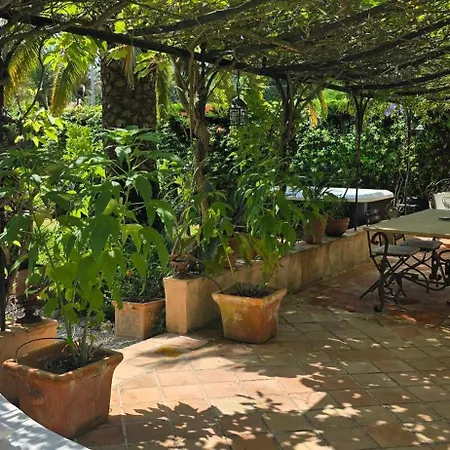 Сasa de vacaciones House With Garden And Jacuzzi - Near City Center *