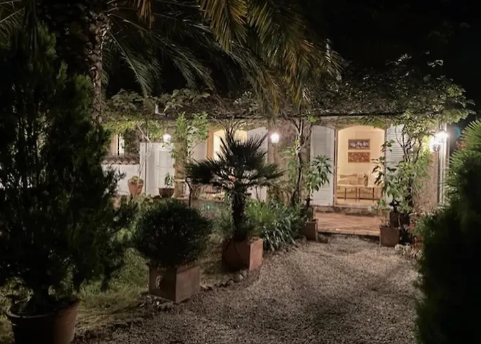 House With Garden & Jacuzzi Near Center Hébergement de vacances