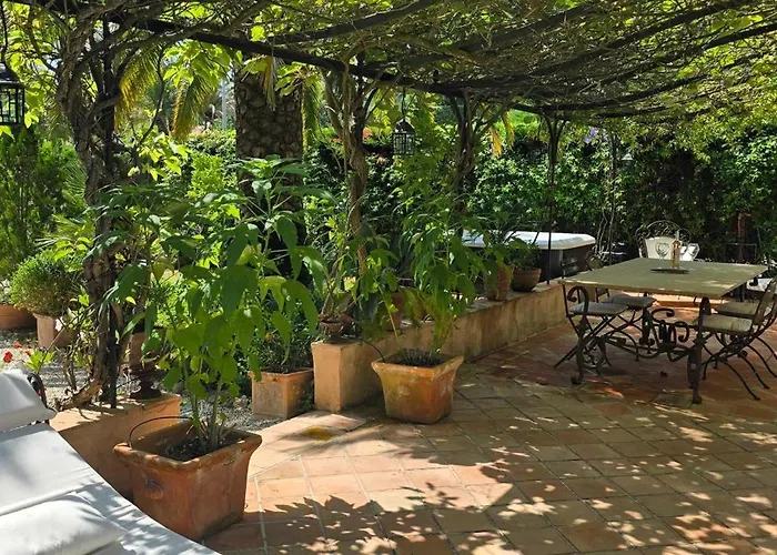 Hébergement de vacances House With Garden & Jacuzzi Near Center