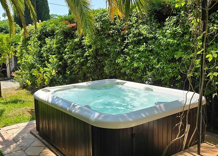 House With Garden & Jacuzzi Near Center