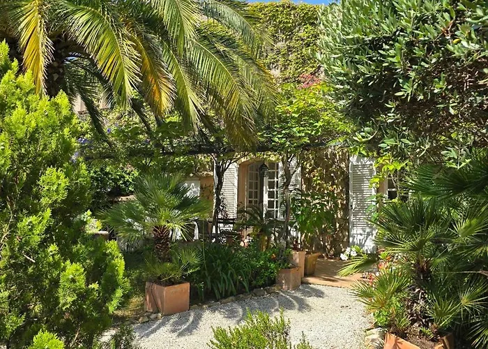 House With Garden & Jacuzzi Near Center