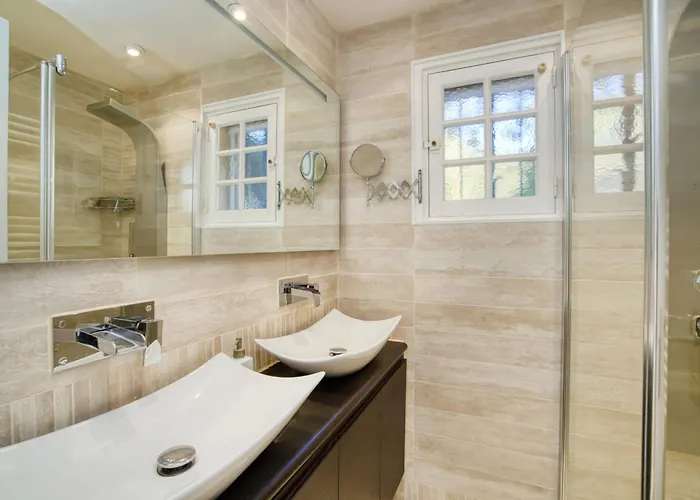 House With Garden & Jacuzzi Near Center