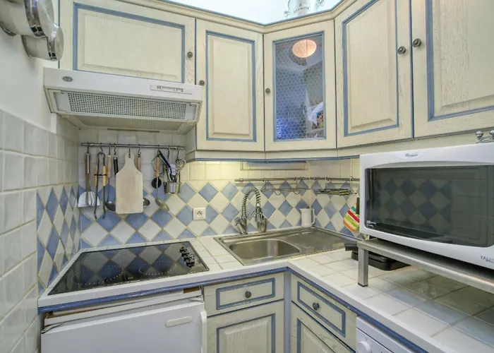 House With Garden & Jacuzzi Near Center