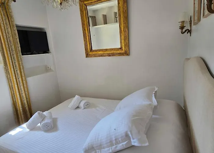 House With Garden & Jacuzzi Near Center Hébergement de vacances *