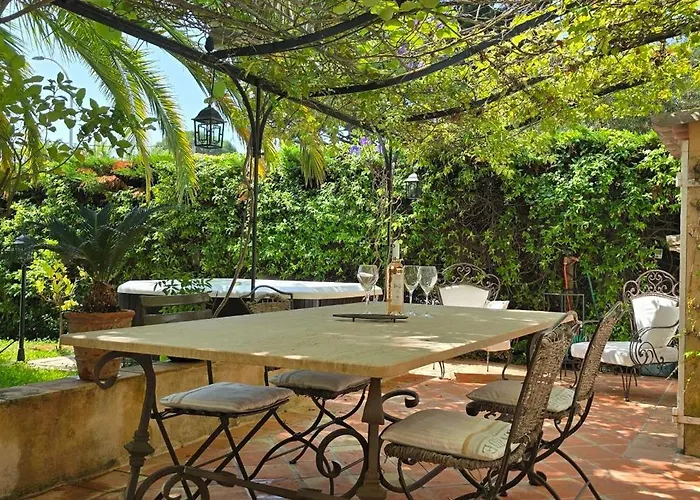 House With Garden & Jacuzzi Near Center Hébergement de vacances