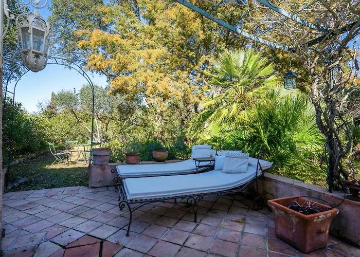 House With Garden & Jacuzzi Near Center *