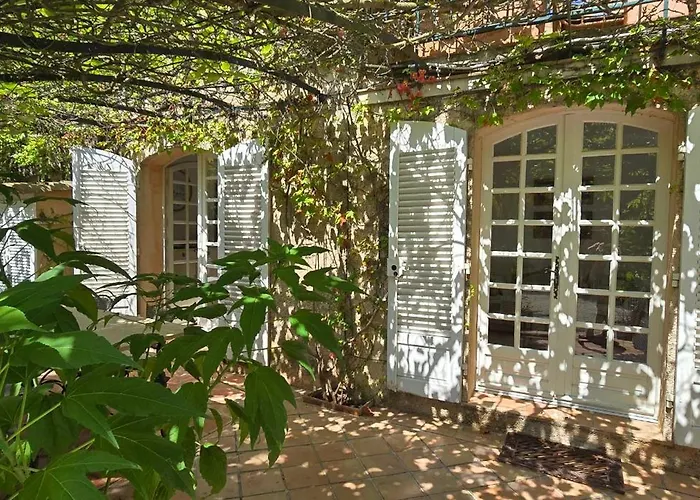 House With Garden & Jacuzzi Near Center Hébergement de vacances *