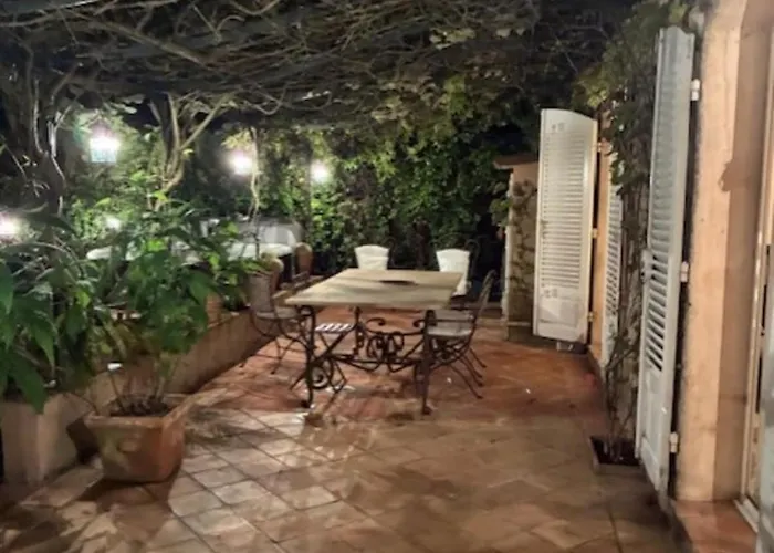 House With Garden & Jacuzzi Near Center *