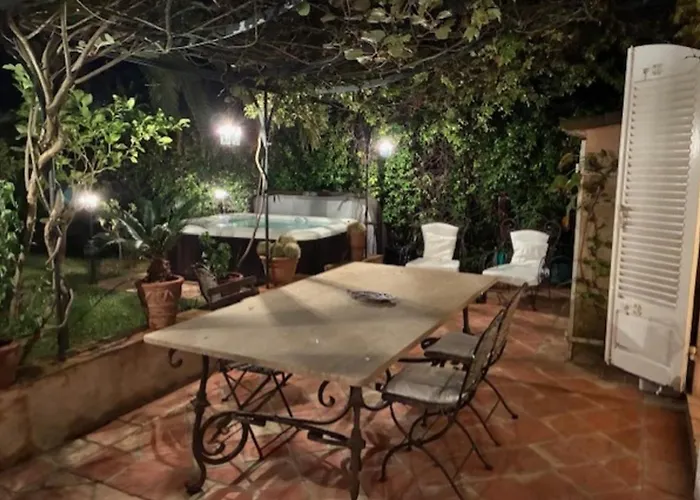 House With Garden & Jacuzzi Near Center *