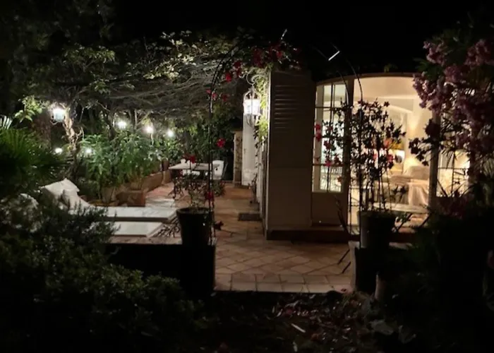 House With Garden & Jacuzzi Near Center Hébergement de vacances *